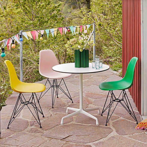 Cadeira Eames DSR em Plástico / Base Preta
